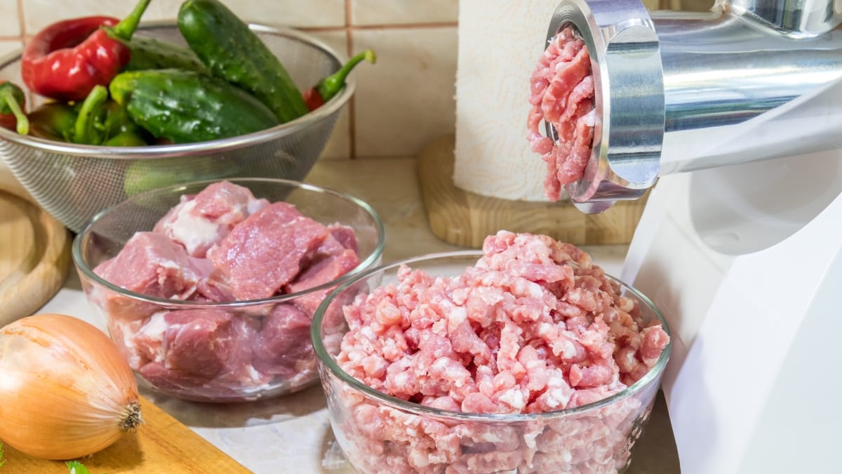 Home grinding minimizes bacterial spread and cross-contamination risks in meat